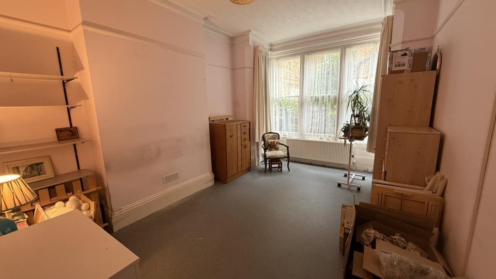 Lot: 123 - TWO-BEDROOM GROUND FLOOR FLAT WITH PARKING, GARAGE AND USE OF GARDEN - Bedroom one